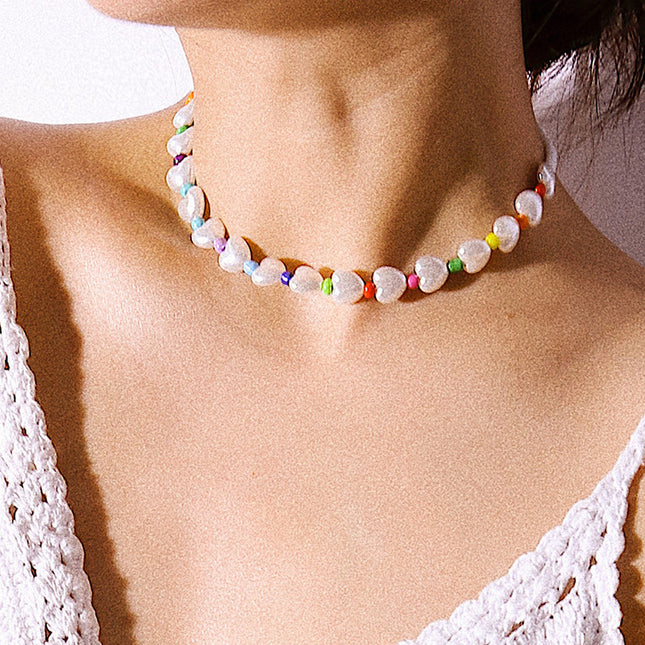 Collar de perlas en forma de corazón con cuentas de colores