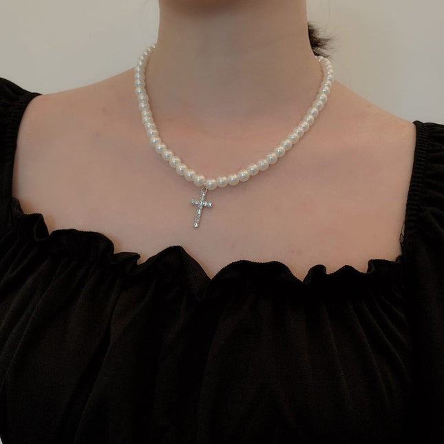Collar cruzado de diamantes de imitación con colgante de perlas de moda