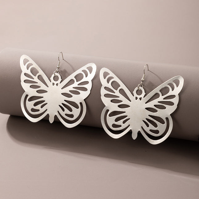 Glänzende Ohrringe mit Schmetterlingskette und Ausschnitt