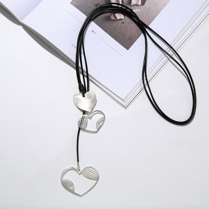 Lange Quasten-Herz-Halskette aus geometrischem Metall matt