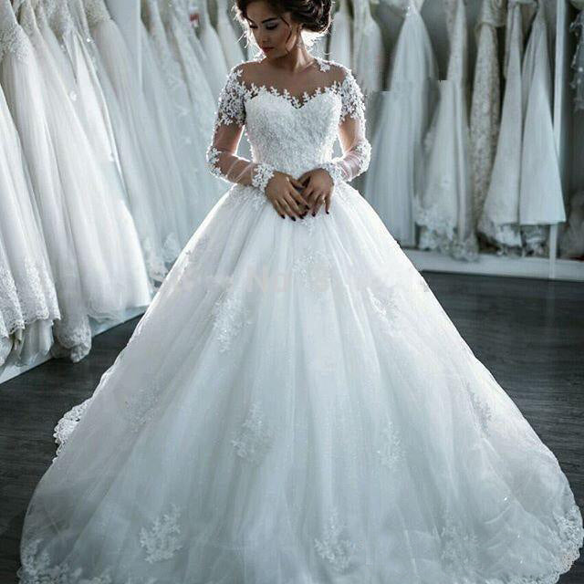 Vestido de novia de encaje con cuello alto y manga larga