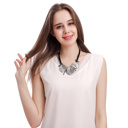 Collar simple de metal geométrico de color contrastante para mujer