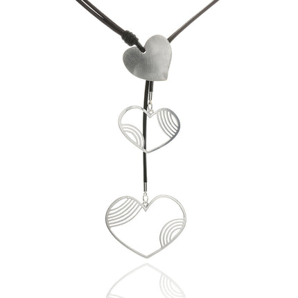 Lange Quasten-Herz-Halskette aus geometrischem Metall matt