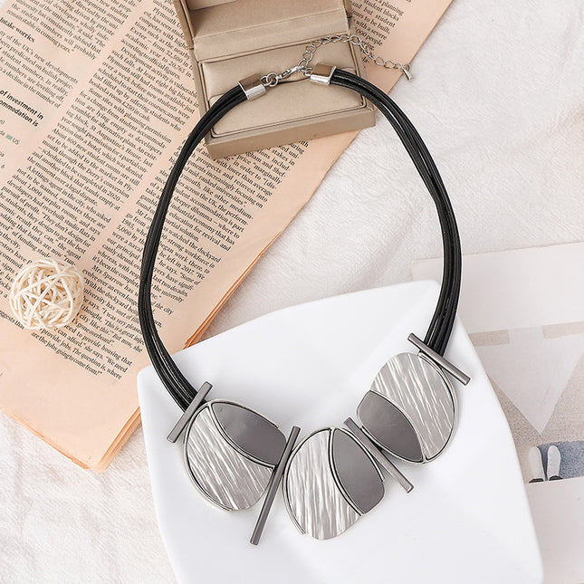 Einfache Damen-Halskette aus geometrischem Metall in Kontrastfarbe