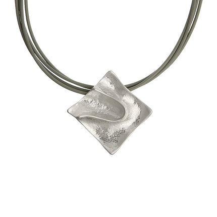 Verdrehte, unregelmäßige, geometrische, übertriebene Halskette aus Metall