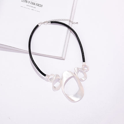 Wholesale Women's Simple Oval Geometric Metal Shiny Necklace