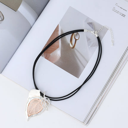 Wholesale Women's Fashion Simple Leaf Pendant Geometric Metal Short Necklace