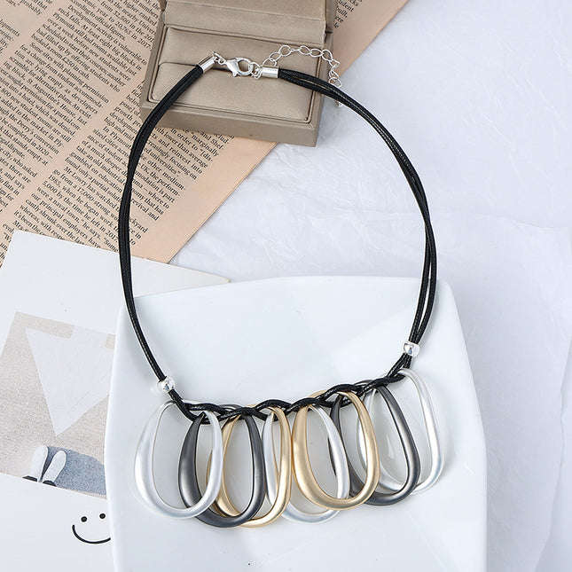 Trendige übertriebene kurze Halskette aus ovalem geometrischem Metall