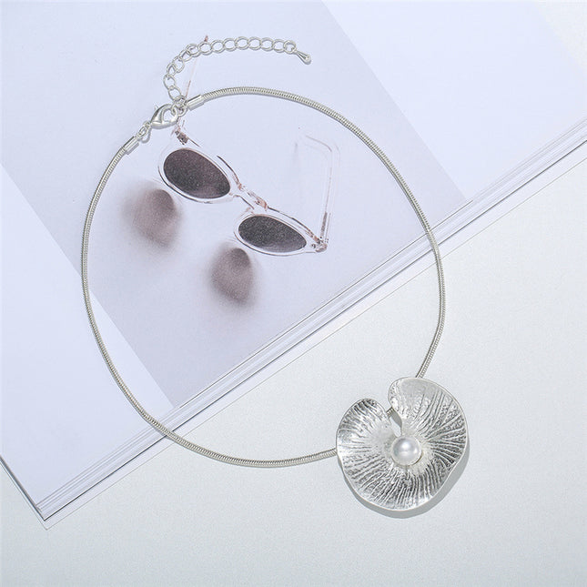 Wholesale Women's Shell Shape Pearl Necklace Alloy Short Chain
