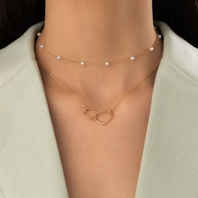 Doppelte Halskette mit geometrischem Kreuz und Perlenkette