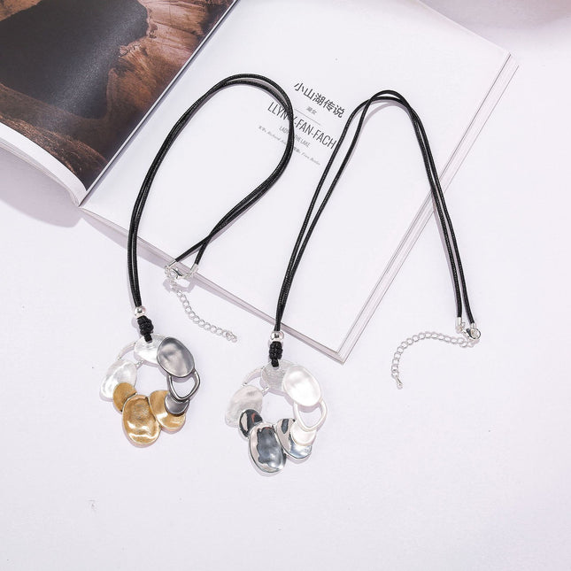 Glänzende, ovale, geometrische, hohle, minimalistische Halskette aus Metall