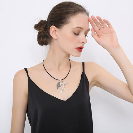 Collar de metal geométrico de hoja corta y elegante para mujer