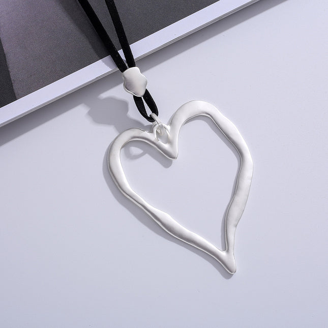 Collar de metal de lujo ligero con forma de corazón simple de diseño de moda