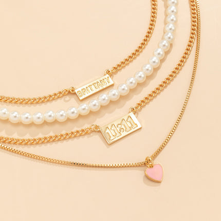 Collar de corazón de melocotón con etiqueta de alfabeto y cadena apilada de perlas