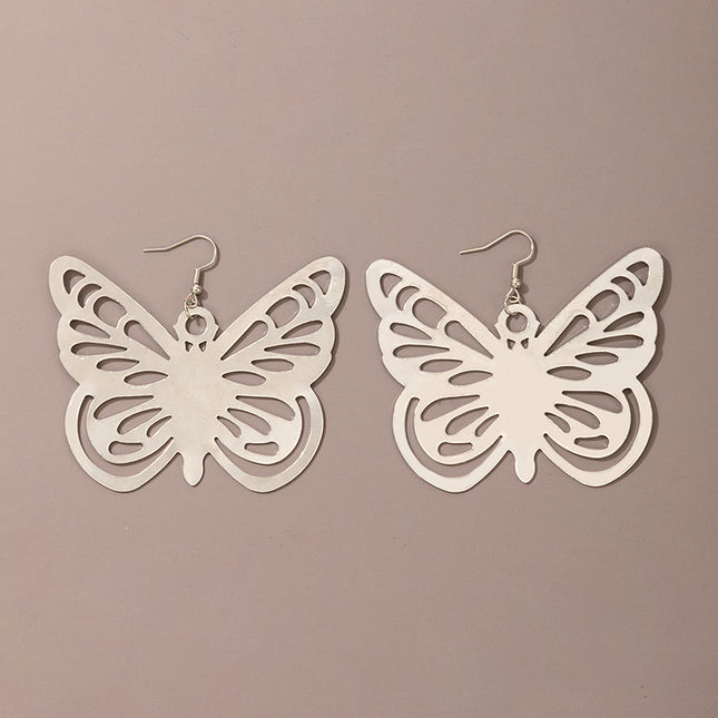 Glänzende Ohrringe mit Schmetterlingskette und Ausschnitt