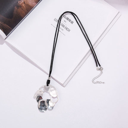 Collar minimalista hueco de metal geométrico ovalado brillante