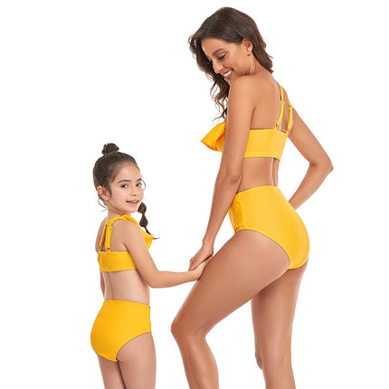 Mutter und Tochter Eltern-Kind-Badeanzug mit gekreuzten Schultern